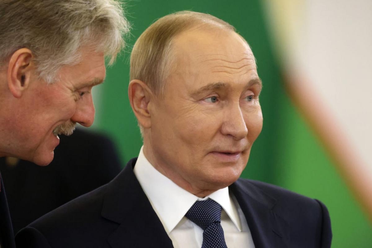 Dimitri Peskov conversa con Vladimir Putin