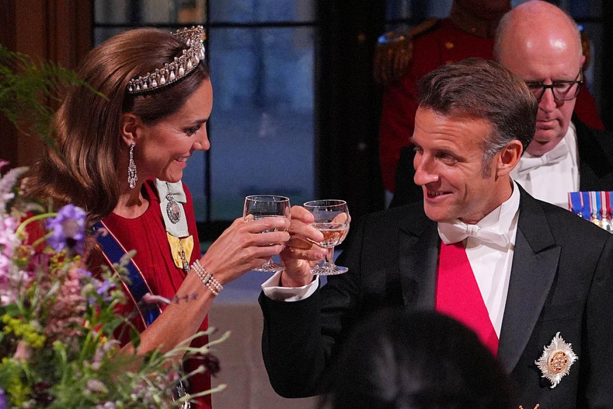 Kate Middleton y Emmanuel Macron en el momento del brindis en el que él le guiñó un ojo.
