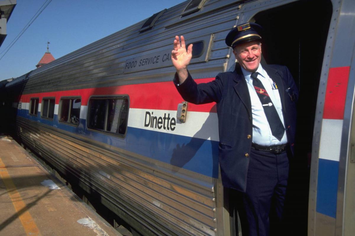 Un conductor saludando desde el tren