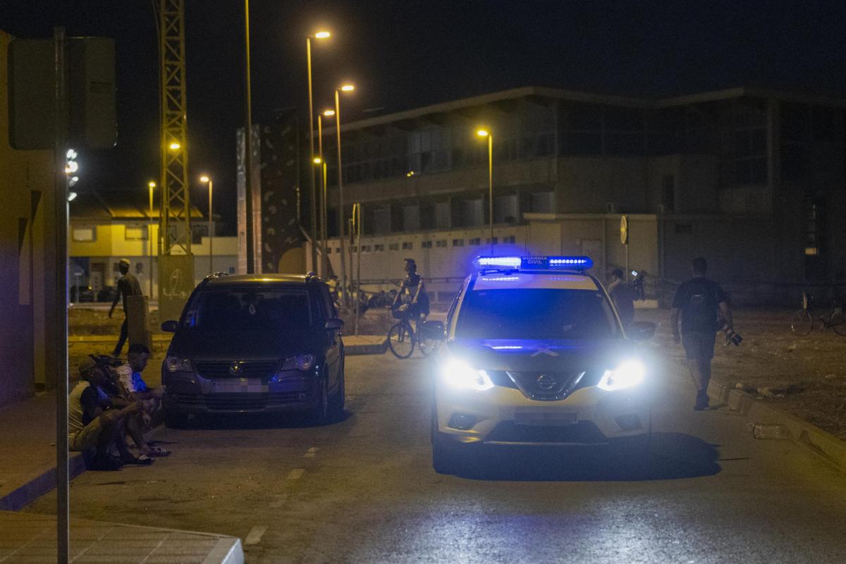 Agentes de la Guardia Civil vigilan  el barrio de San Antonio de Torre Pacheco, Murcia.