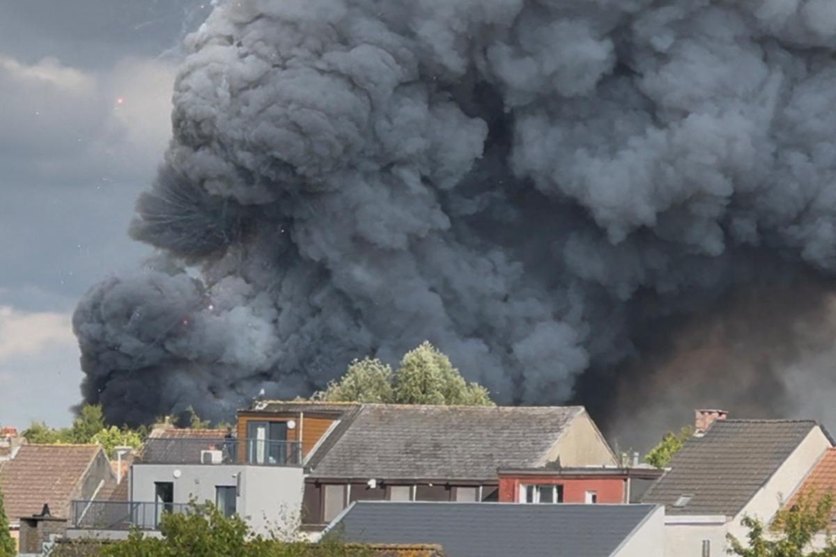 La columna de humo que ha causado el incendio en el escenario principal del Tomorrowland 2025.