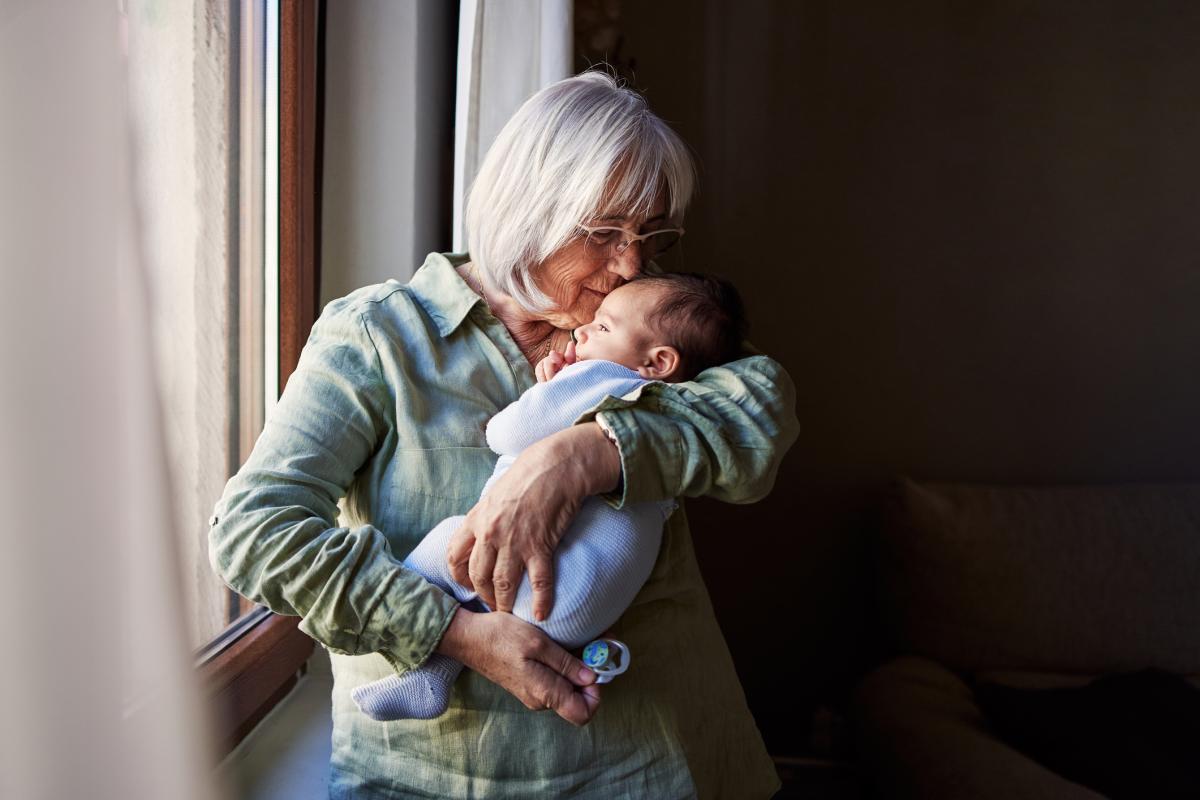 Una abuela con su nieto, en una imagen de archivo