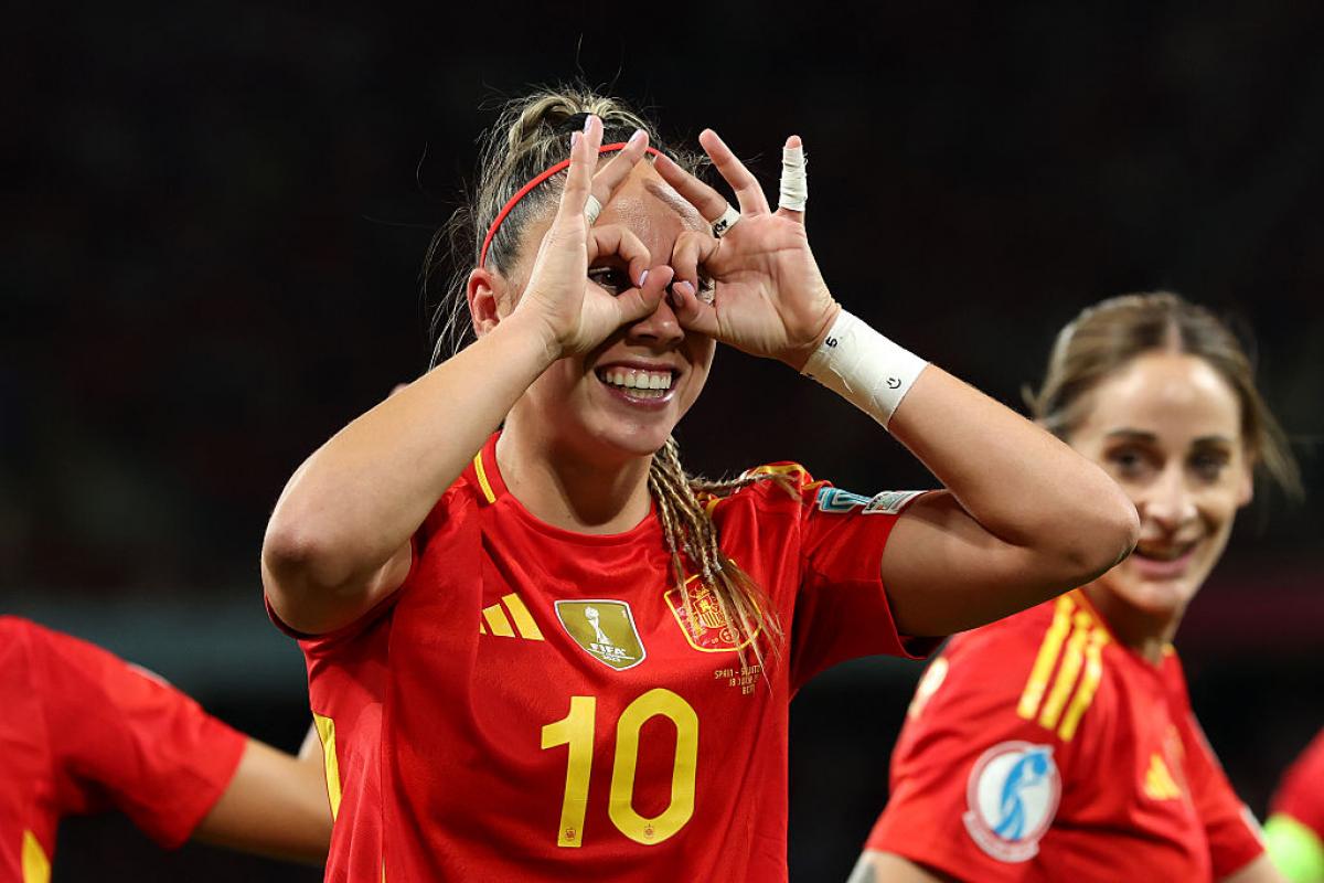 Athenea, eufórica tras su gol a Suiza, con Esther González justo por detrás