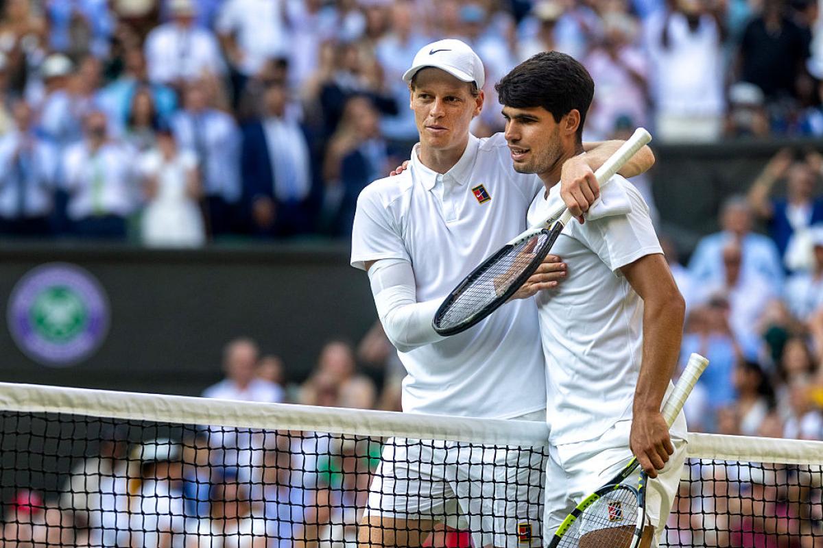 Carlos Alcaraz y Jannik Sinner tras la disputa de la última final de Wimbledon.