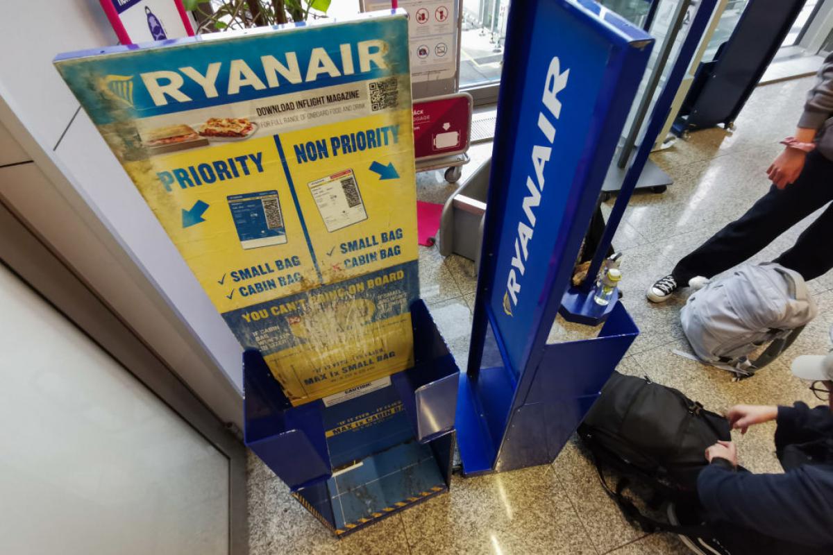 El clásico medidor de las maletas de Ryanair.