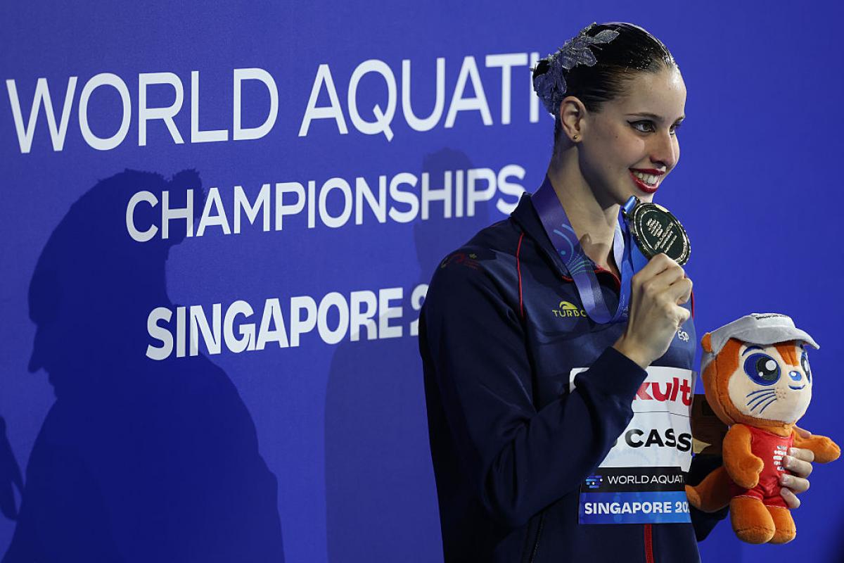 La española Iris Tió posa con su medalla de oro obtenida en Singapur.