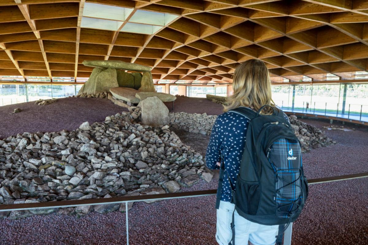 Una turista vista el Dolmen de Dombate, el monumento megalítico más importante de Galicia.