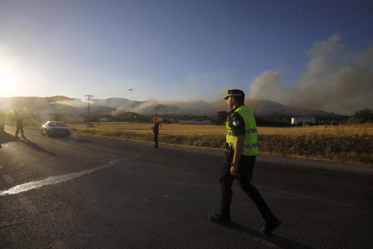 Desalojan viviendas en una barriada de Córdoba ante la propagación de un incendio
