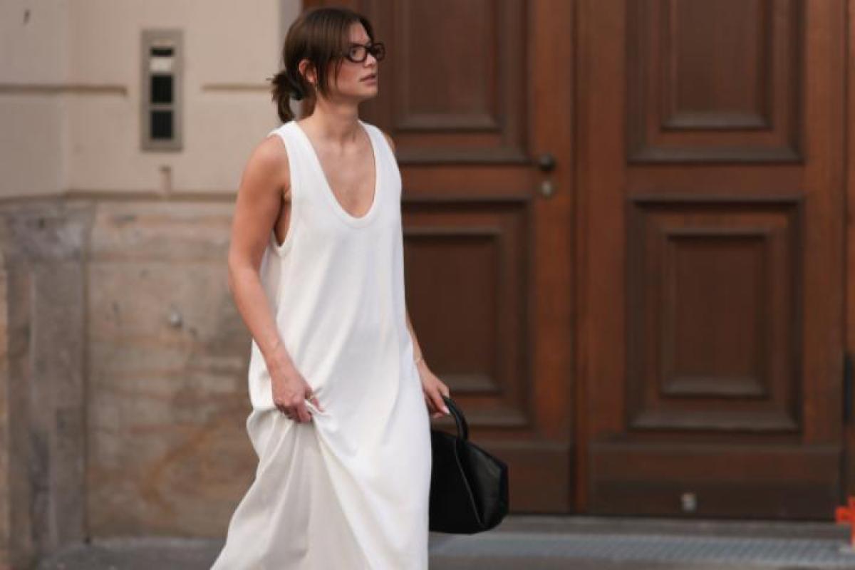 Este vestido largo destaca por su diseño atemporal.