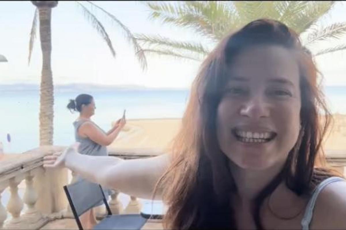 La cubana Darlyn Morales, con su madre al fondo.