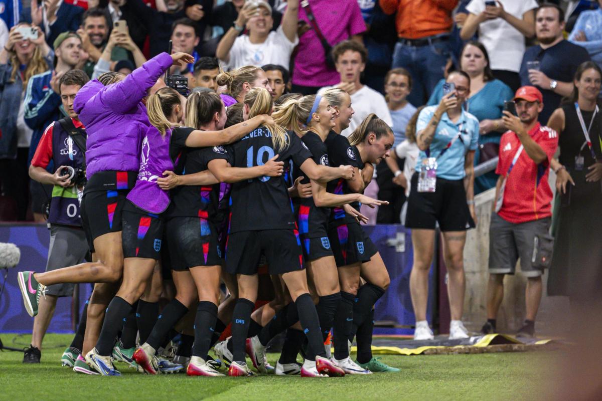 Las jugadores de Inglaterra celebran el gol de la remontada ante Italia, que les ha dado el pase a la final de la Eurocopa 2025