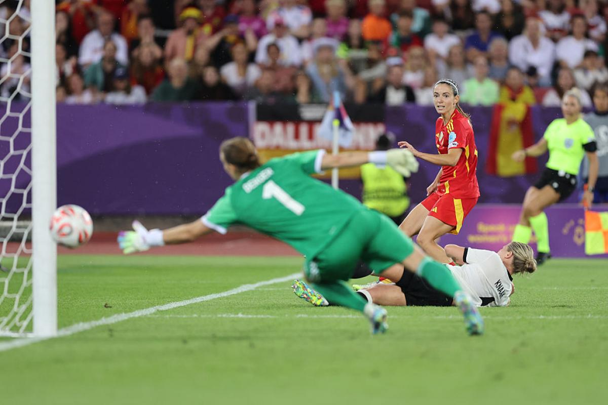Momento del golazo de Aitana Bonmatí a Alemania