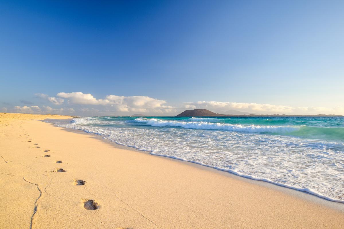 Vistas de las islas de Lobos y Lanzarote desde Corralejo, en Fuerteventura.