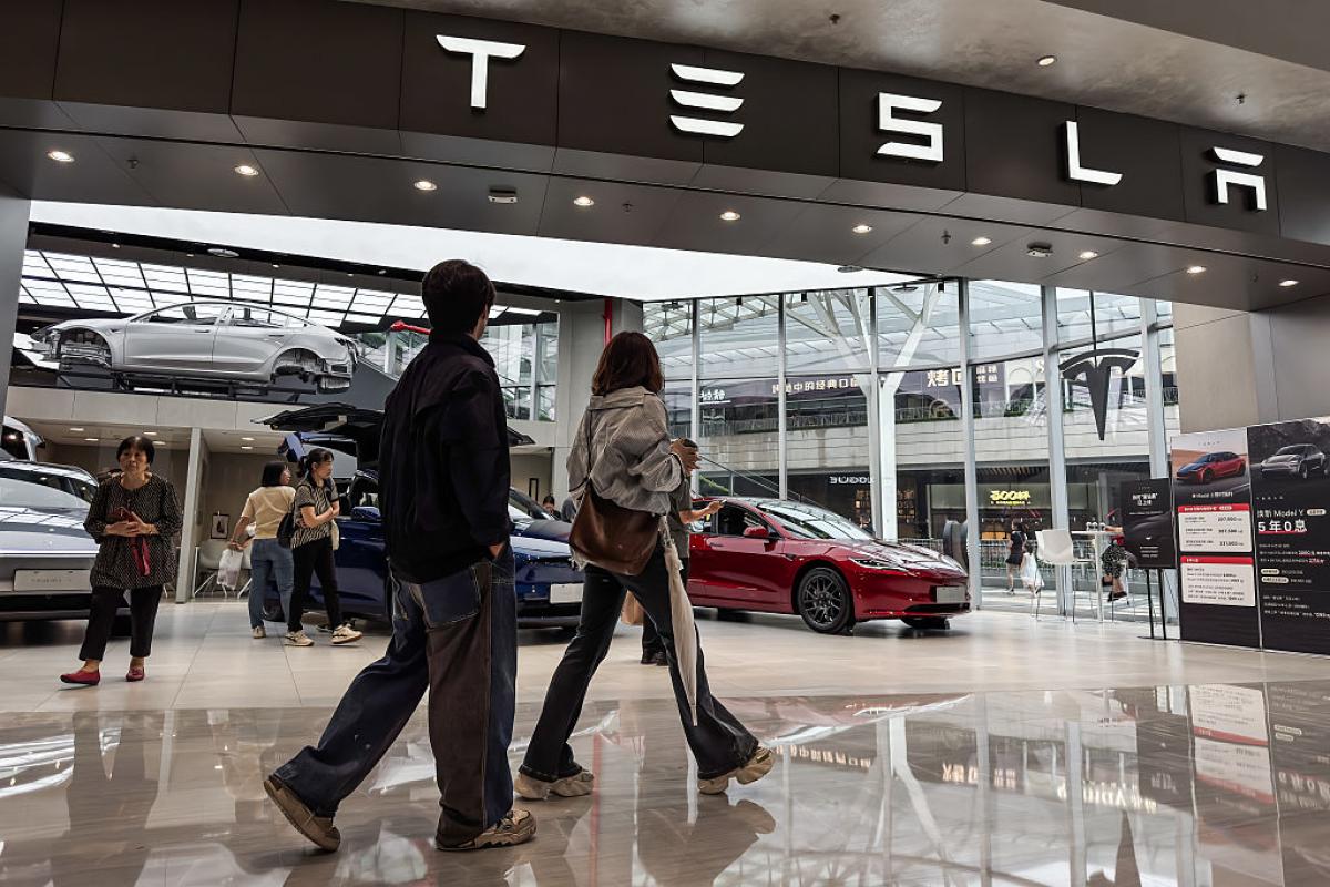 Interior de una tienda de Tesla en China, uno de sus mercados clave y donde la competencia de los vehículos eléctricos más baratos se intensifica.