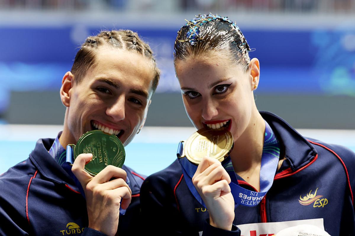 El dúo mixto de España, Dennis González e Iris Tió, con la medalla de oro.