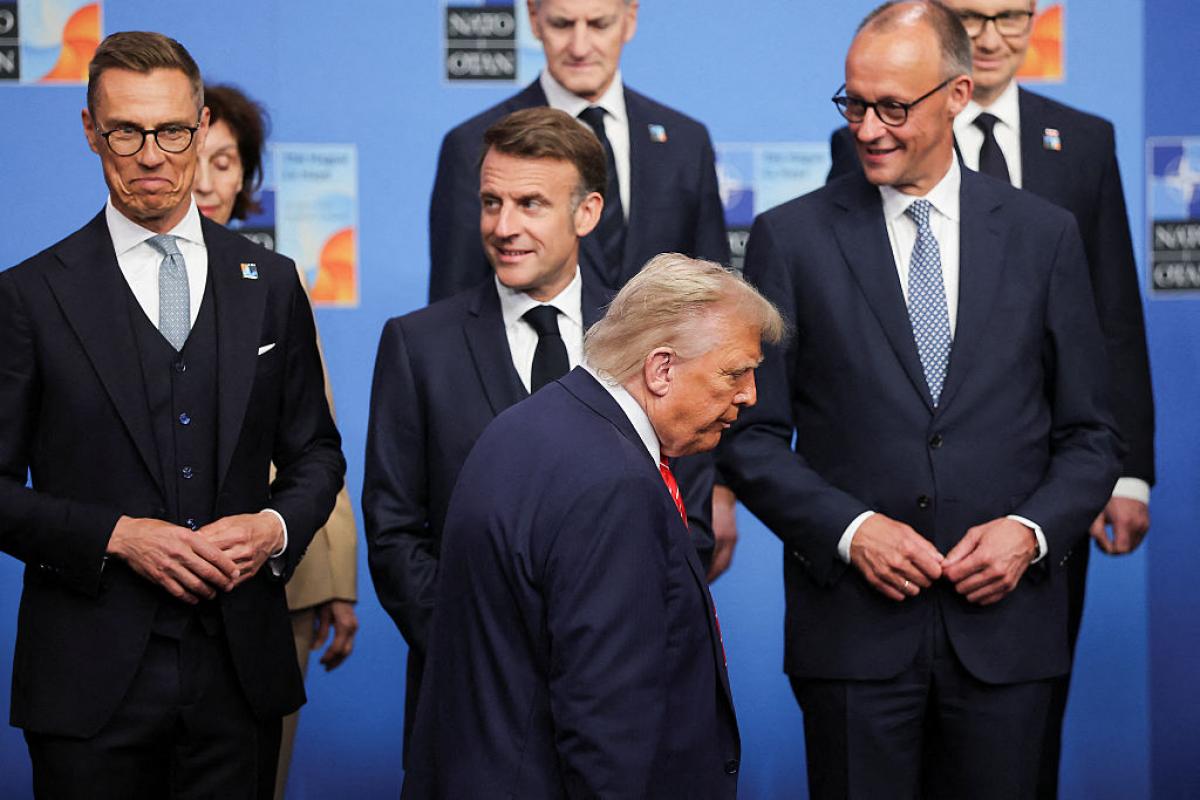 Macron y Trump 'coinciden' en la foto de familia de la OTAN en su reciente cumbre en La Haya