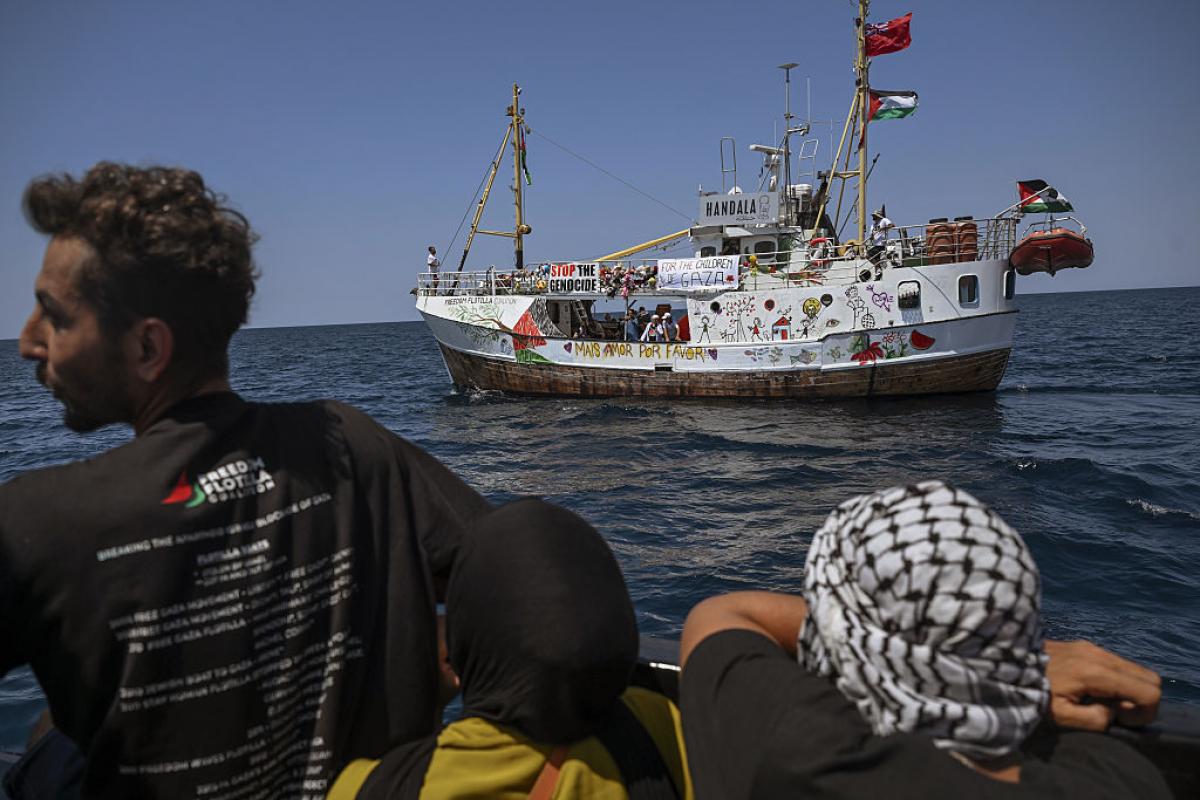 El barco Handala en su salida desde el puerto de Gallipoli, en Italia.
