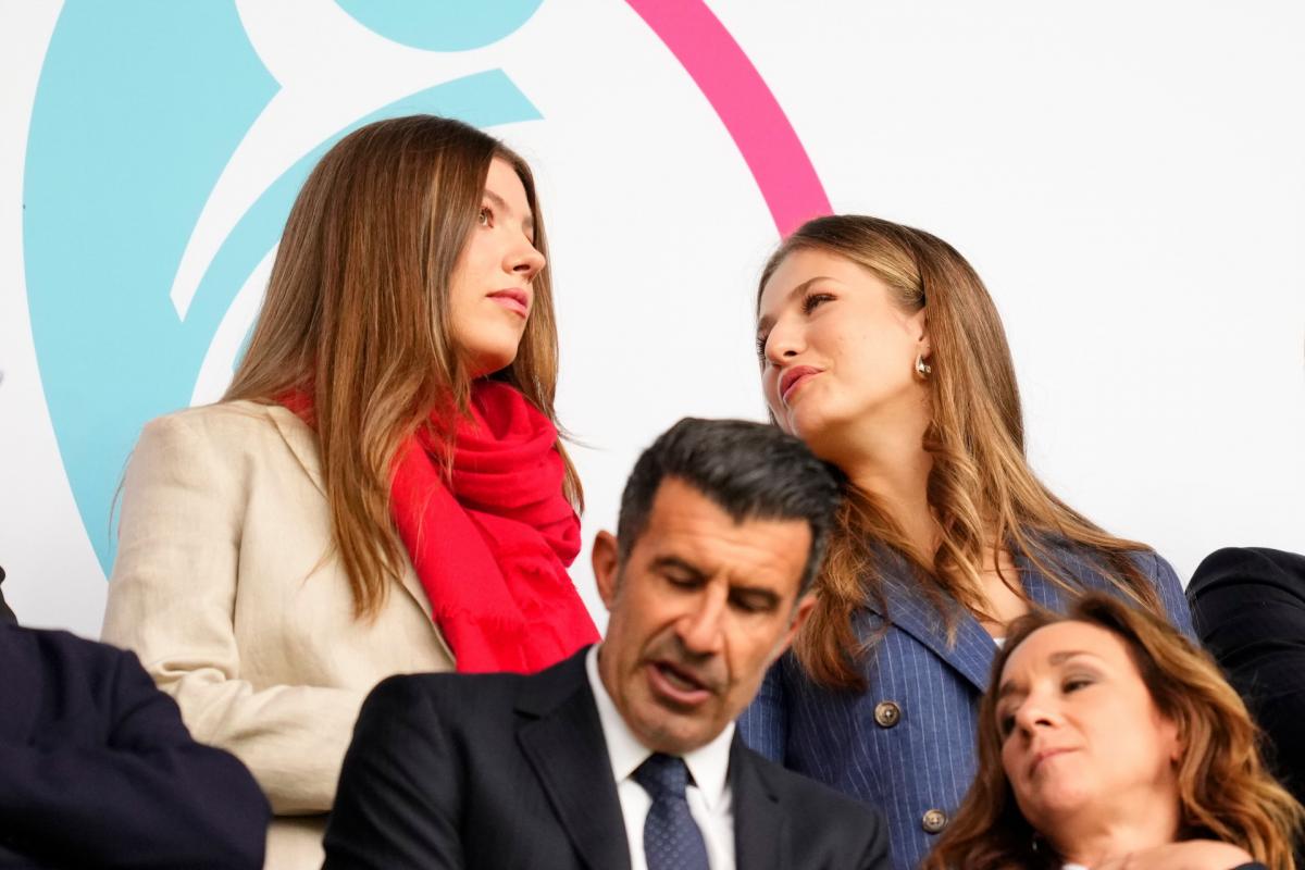 La princesa Leonor y la infanta Sofía, en la final de la Eurocopa femenina el 27 de julio de 2025 en Suiza.