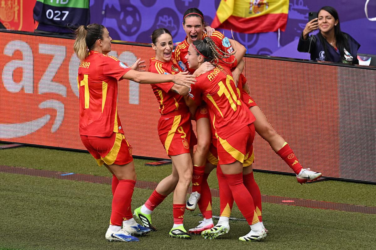 Mariona celebra con sus compañeras el gol a Inglaterra