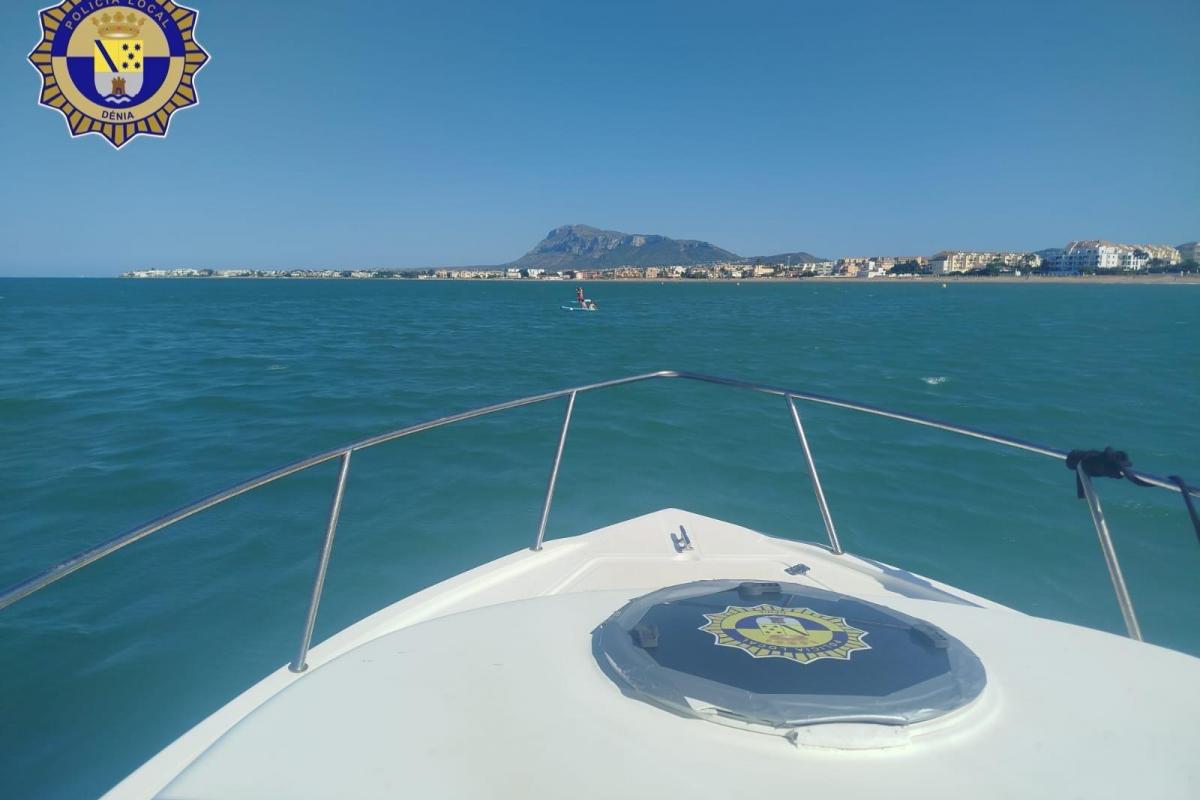 Imagen del rescate de los dos menores en Dénia.