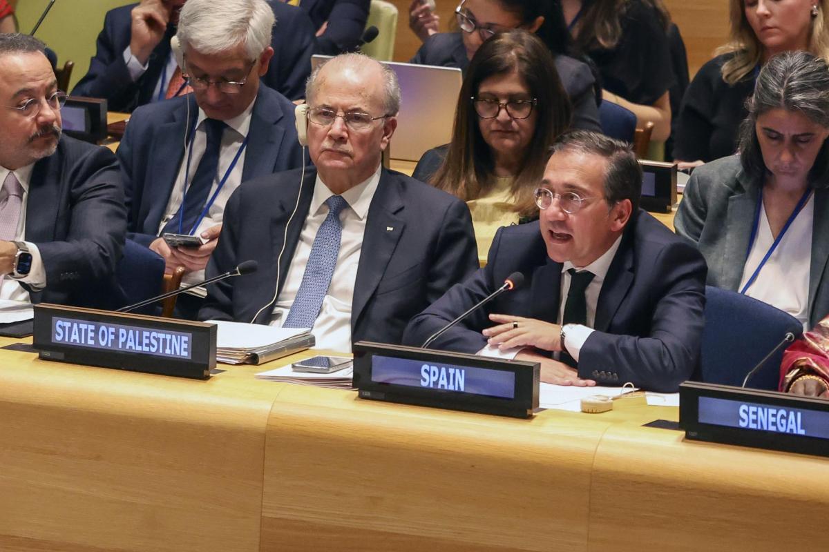 El Primer Ministro de Palestina, Mohammad Mustafa, escucha al ministro de Exteriores de España, Jose Manuel Albares.