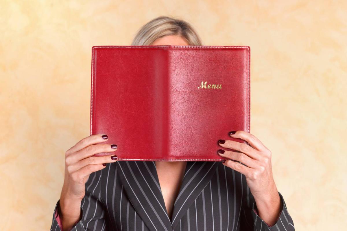 Mirando el menú de un restaurante