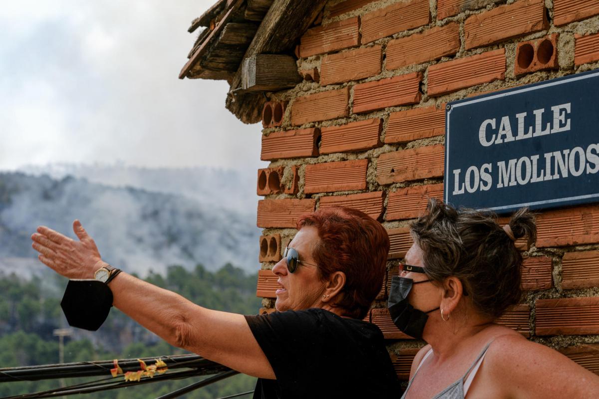 Dos vecinas de El Arenal (Ávila) observan el avance de el fuego.