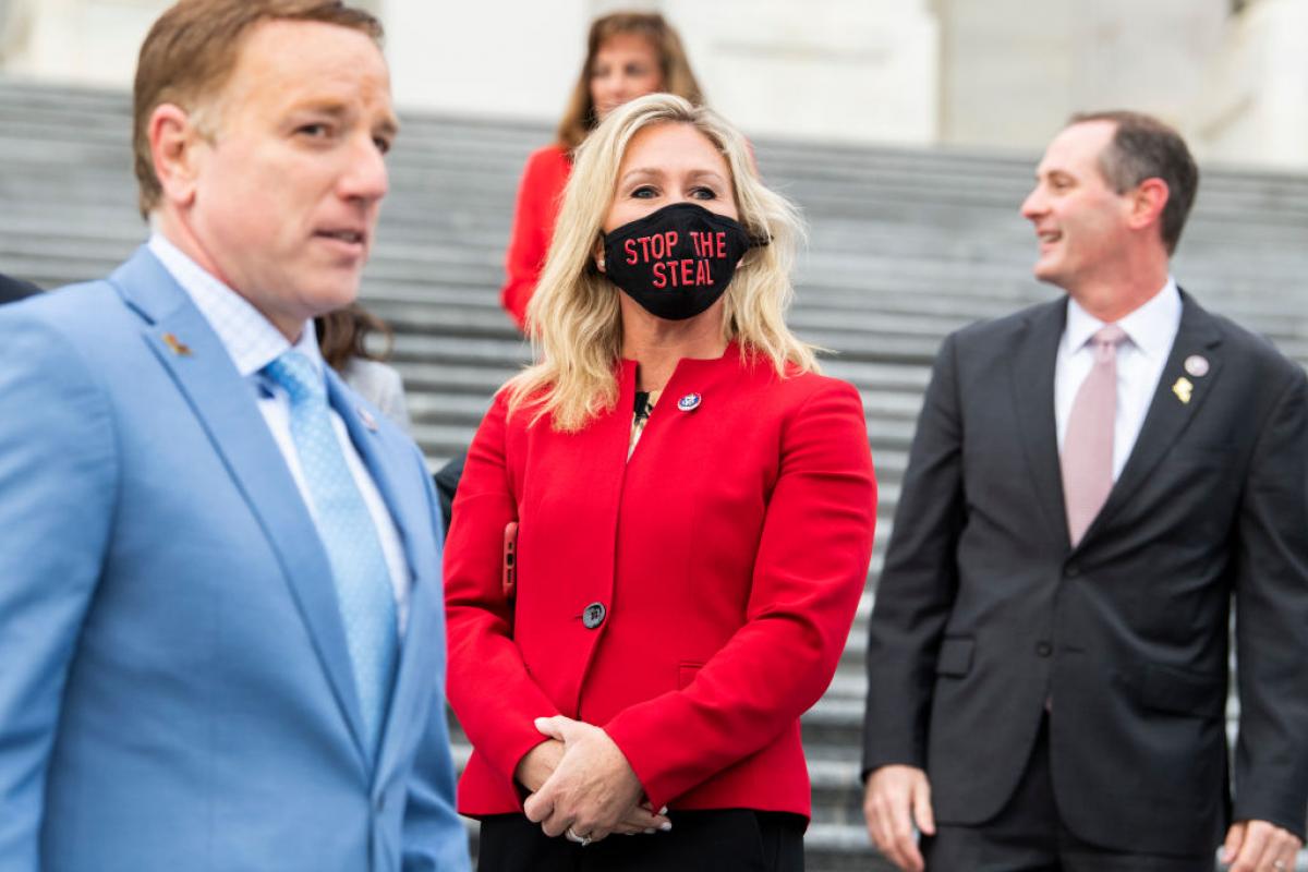 Marjorie Taylor Green, con una mascarilla acusando de 'robo' las elecciones presidenciales de 2020, a las puertas del Capitolio el 4 de enero de 2021