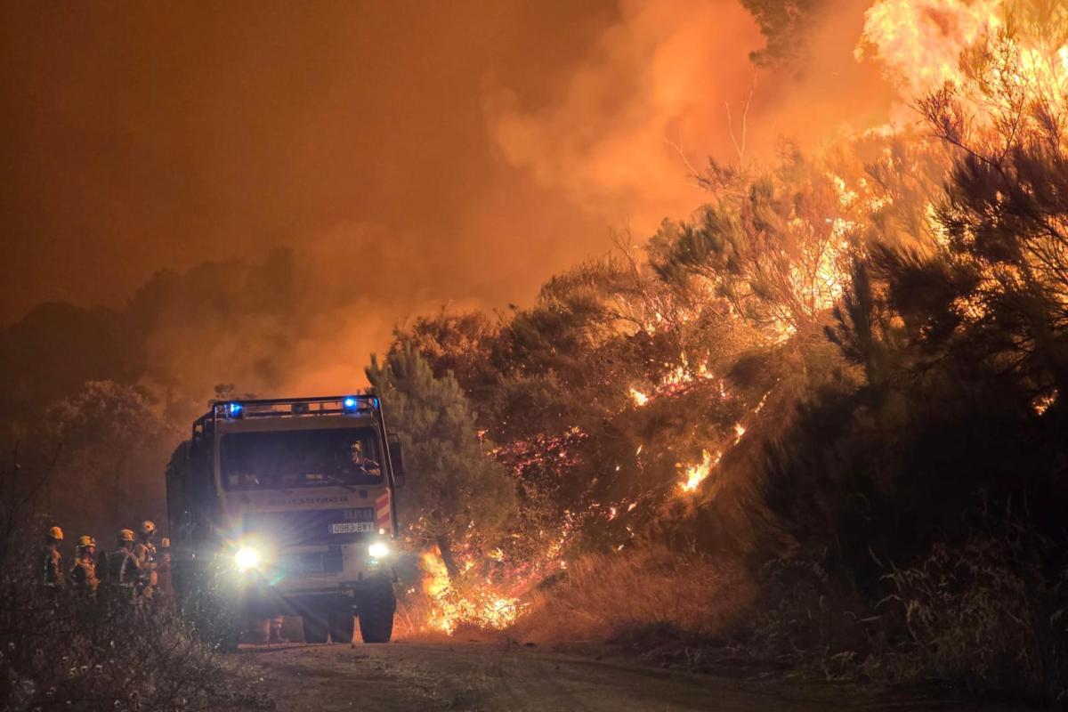 El avance de las llamas hacia la localidad abulense de El Arenal