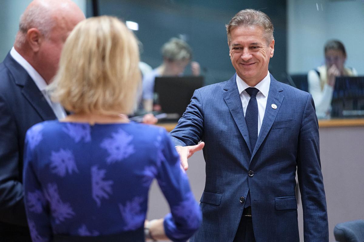 El primer ministro esloveno, Robert Golob, saluda a la alta representante de la Unión para Asuntos Exteriores, Kaja Kallas, en Bruselas.