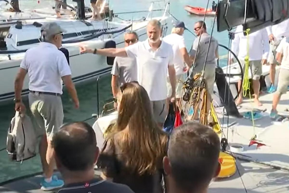 El rey Felipe VI llama a la princesa Leonor