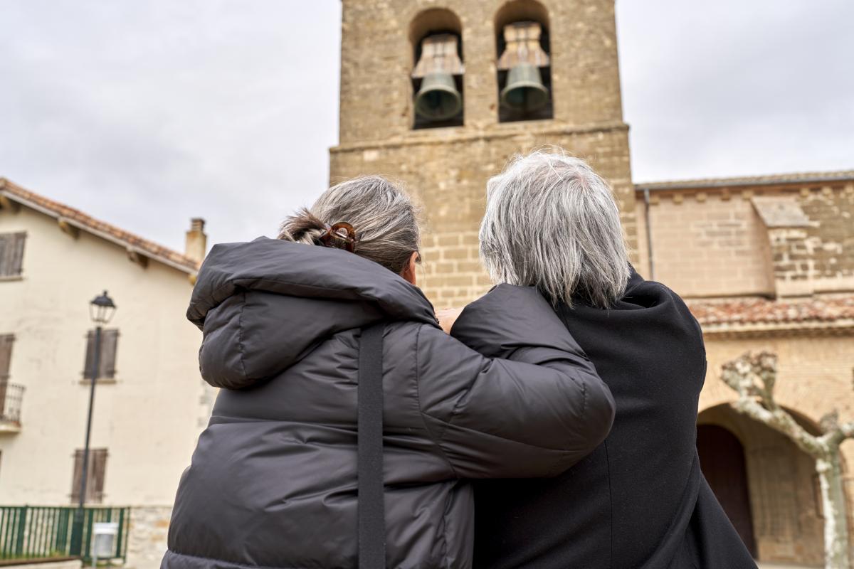 Dos mujeres, de espaldas, en una imagen de archivo.
