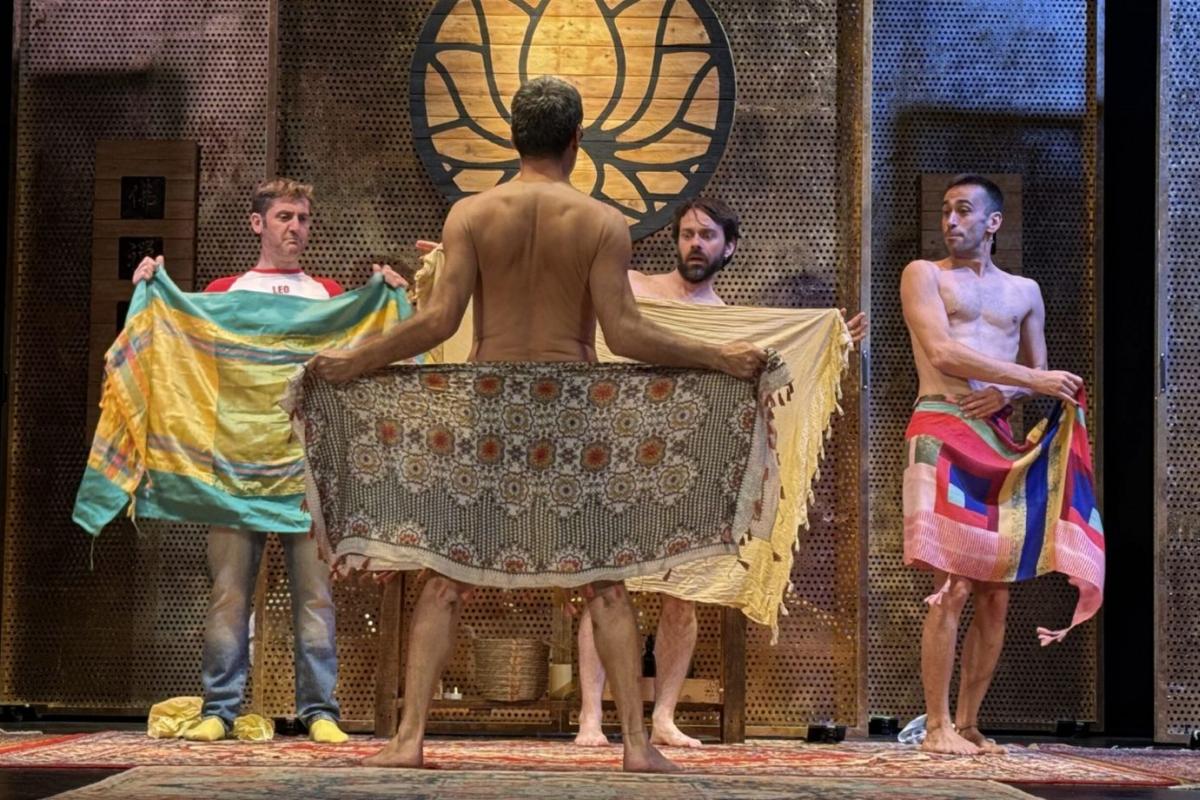 Enseñando el 'lingam' en 'Tantra'.