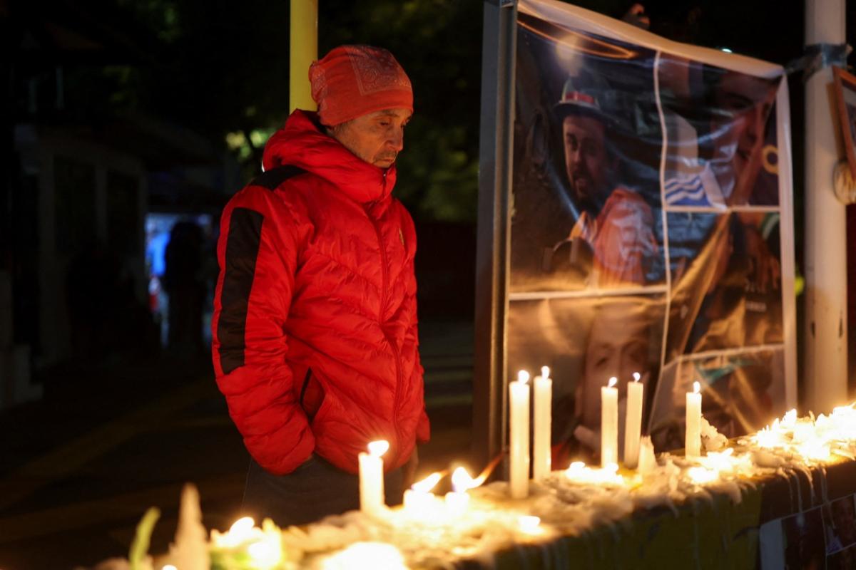 Altar improvisado en el acceso de la mina El Teniente, en Chile, como recuerdo a los mineros fallecidos.