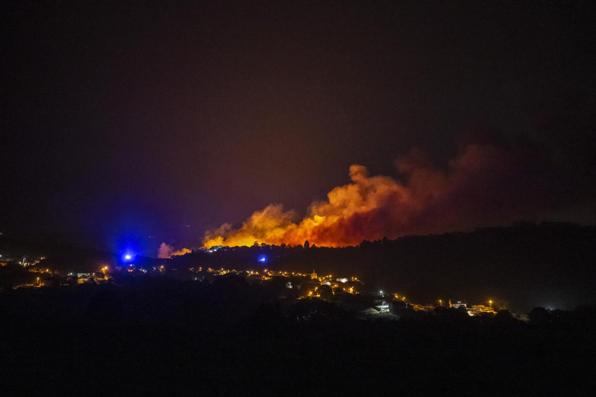 El municipio gallego de Vilardevós, con el fuego forestal declarado este sábado