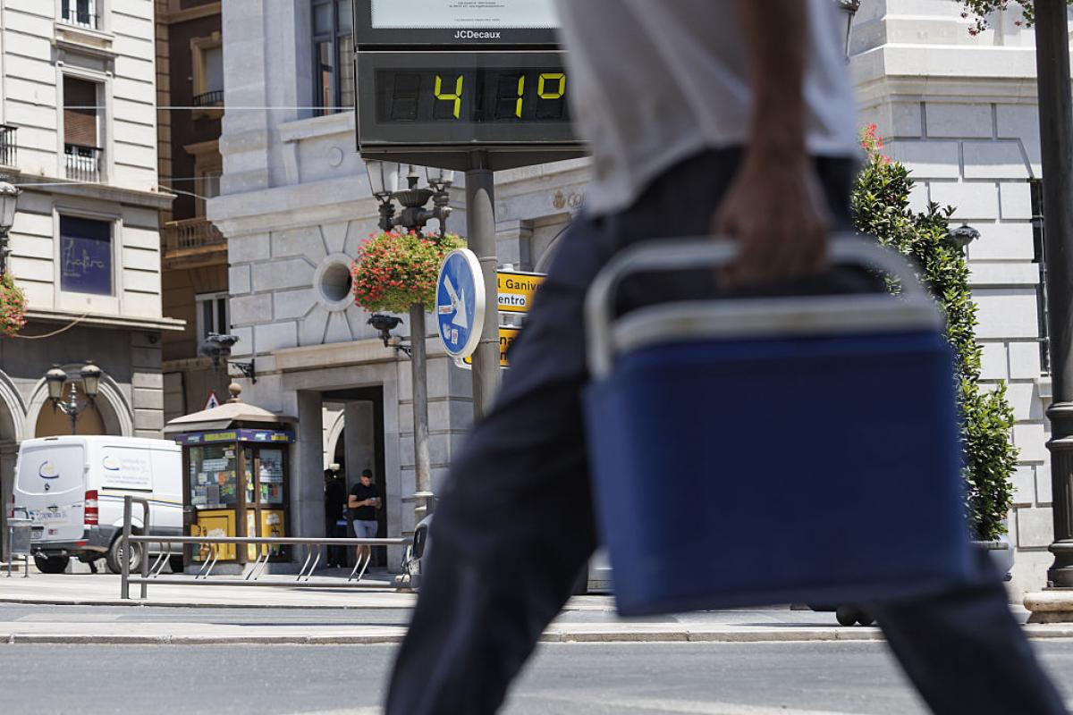 Un termómetro marca 41 grados en la ciudad de Granada.