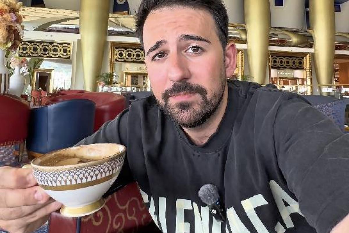 El Churches, después de probar el café más caro del mundo.