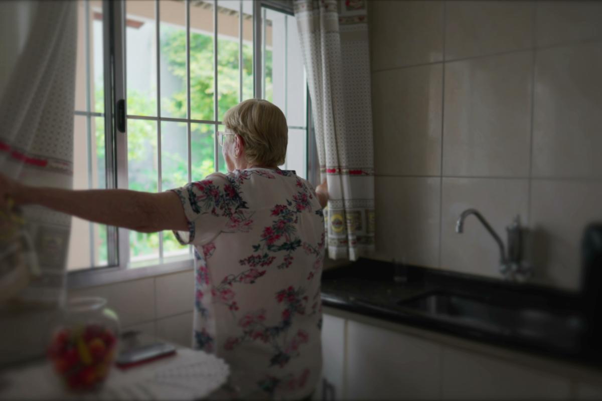 Imagen de recurso de una mujer en su casa.