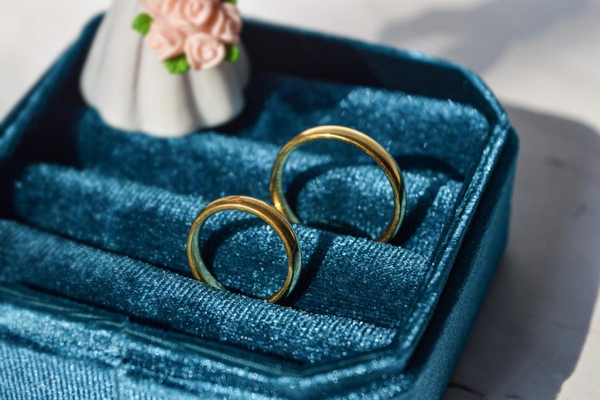 Dos alianzas de boda en su estuche, imagen simbólica de un enlace que no llegó a celebrarse.