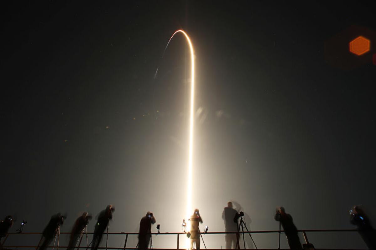 El lanzamiento de una nave de SpaceX, visto desde el tejado del Edificio de Ensamblaje de Vehículos en el Centro Espacial Kennedy de la NASA, en Florida