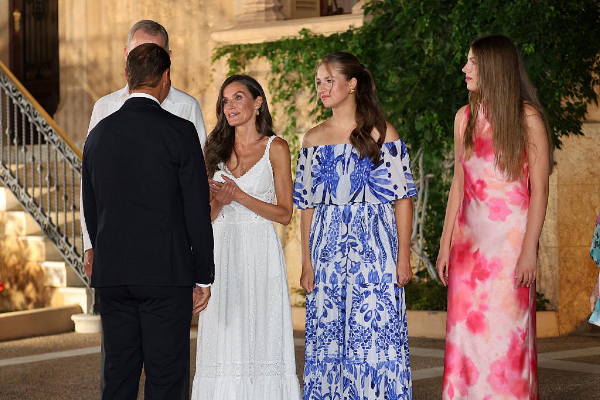 Los reyes y sus hijas, saludando a Rafa Nadal en la recepción a las autoridades celebrada este lunes en Marivent.