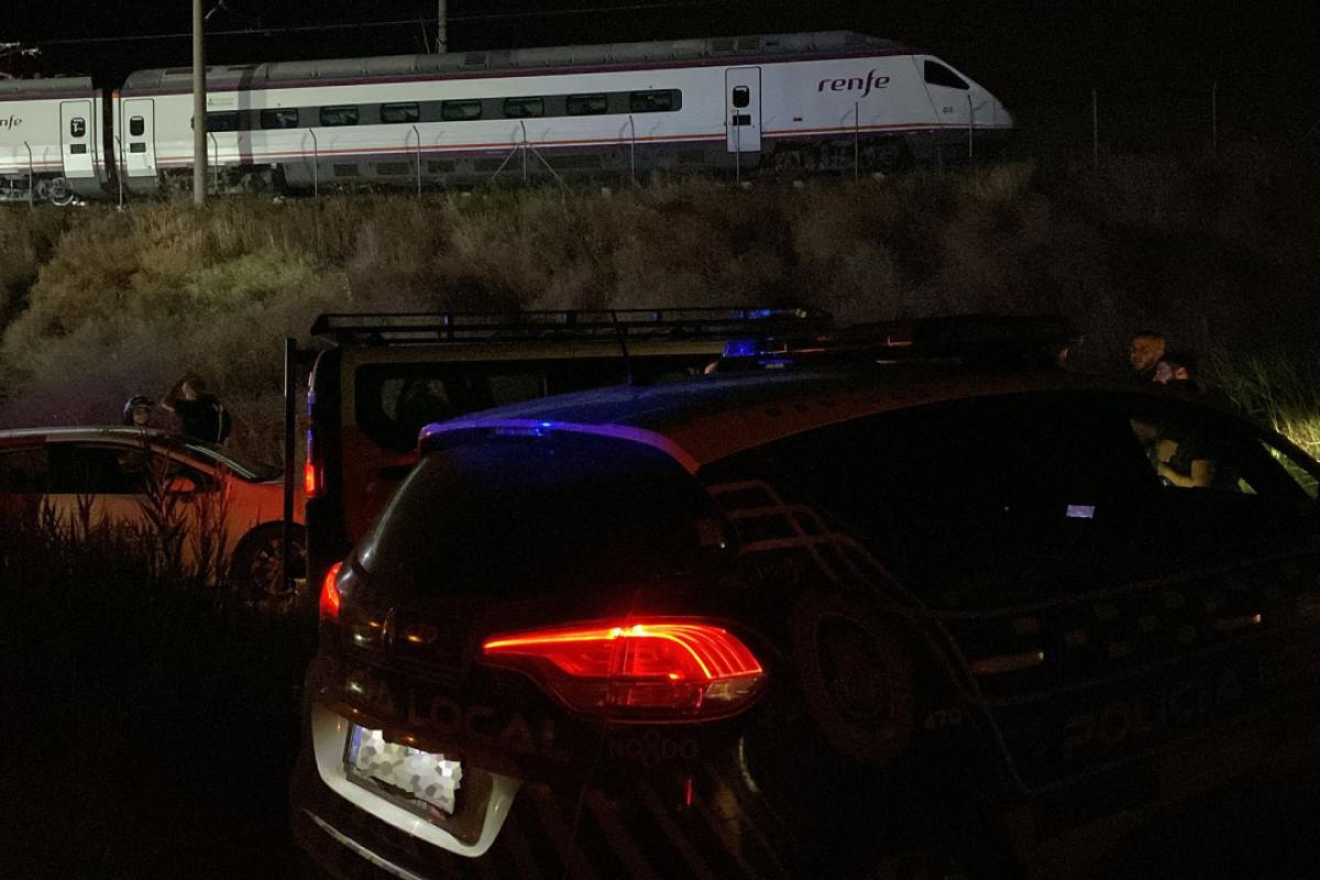 Operativo de rescate de uno de los trenes afectados por el fallo de la catenaria en la vía que une Madrid y Sevilla.