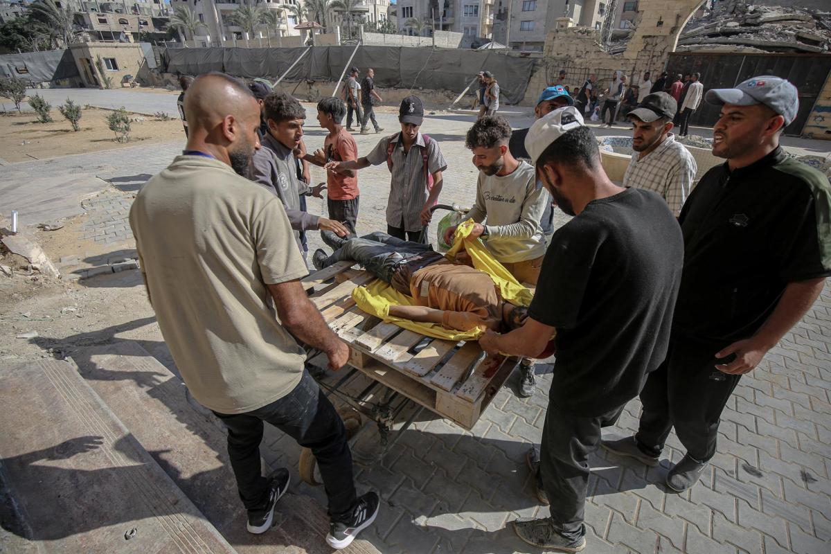Palestinos transportan a una persona al Hospital Hamad después de que soldados israelíes abrieran fuego contra civiles
