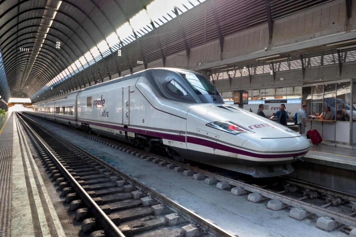 Un AVE, en la estación sevillana de Santa Justa