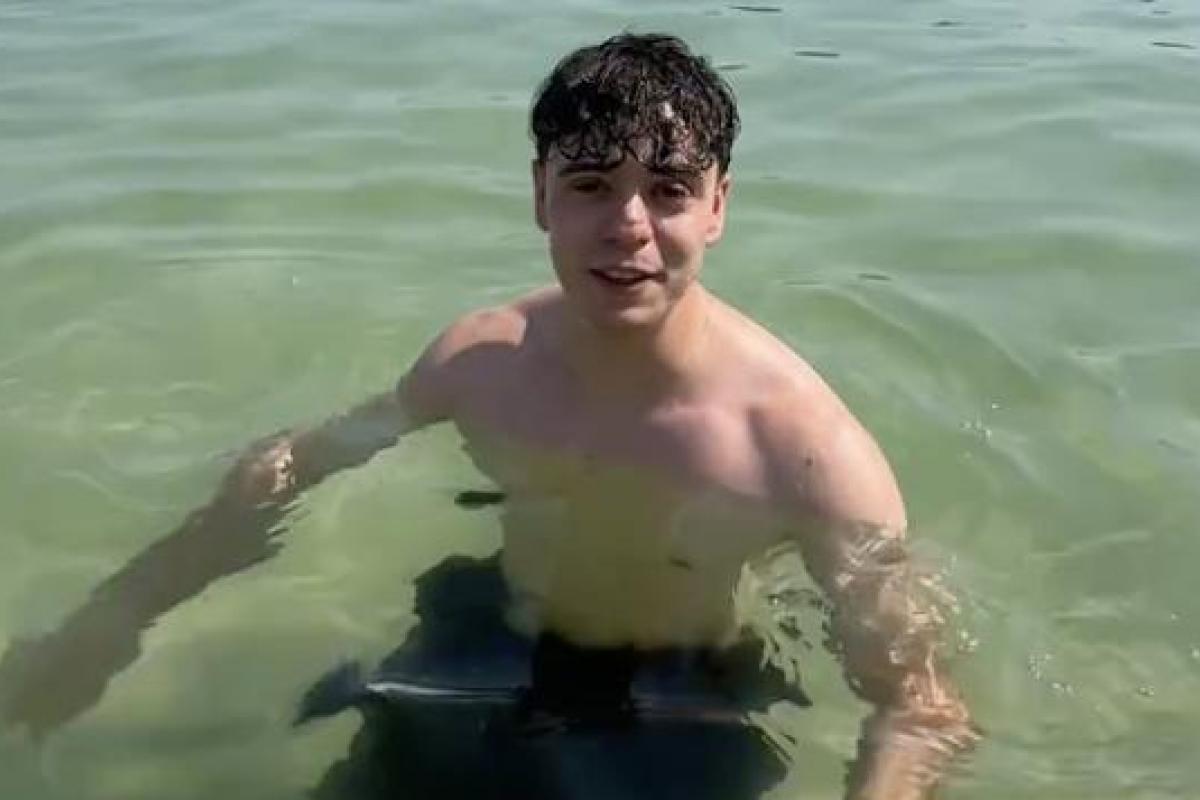 El creador de contenidos gaditano, Danipolezz, bañándose en las Islas Cíes.