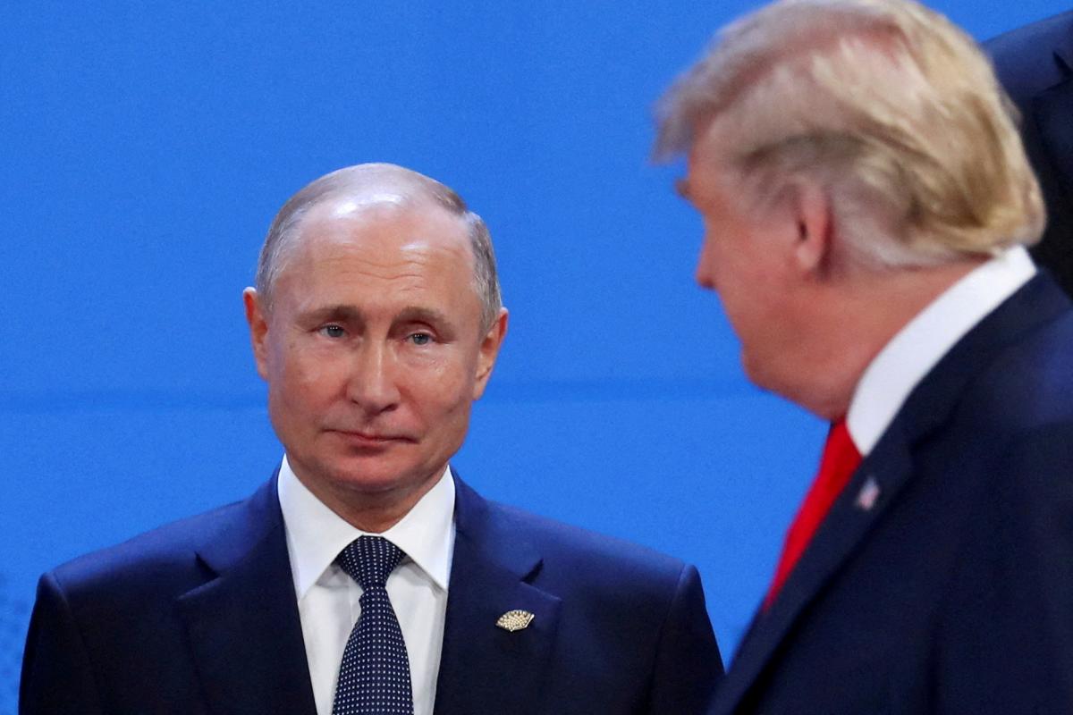 El presidente de Rusia, Vladimir Putin, cruza la miradacon el de Estados Unidos, Donald Trump, en el encuentro del G20 de 2018, en Buenos Aires.