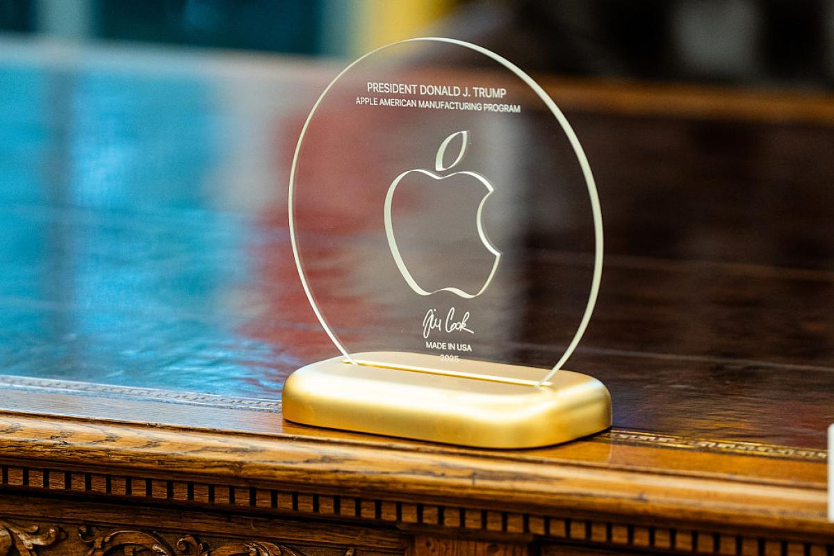 Regalo del CEO de Apple, Tim Cook, a Donald Trump en plena Casa Blanca