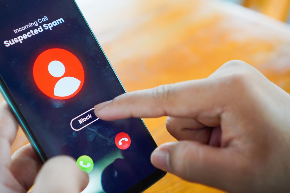 Un hombre recibe una llamada de un número desconocido sospechoso de spam.