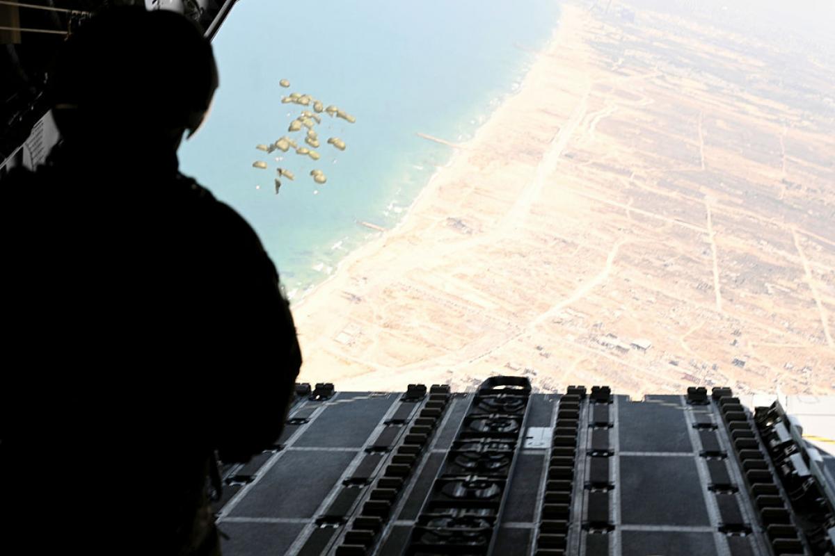 Un avión militar lanza alimentos sobre una devastada Franja de Gaza