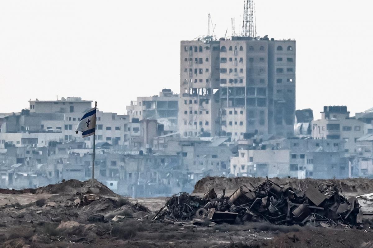 Una bandera israelí ondea en las afueras de la Ciudad de Gaza